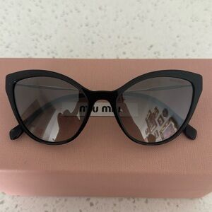 NWT MIU MIU cat-eye sunglasses black SMU 03U
